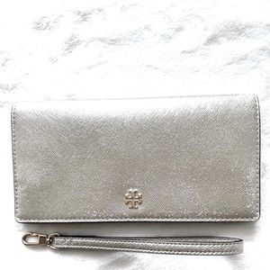 TORY BURCH Emerson Slim Envelope Wallet Wristlet, Platinum